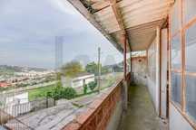 Investimento! Moradia com logradouro e garagem, em Subserra, Alhandra