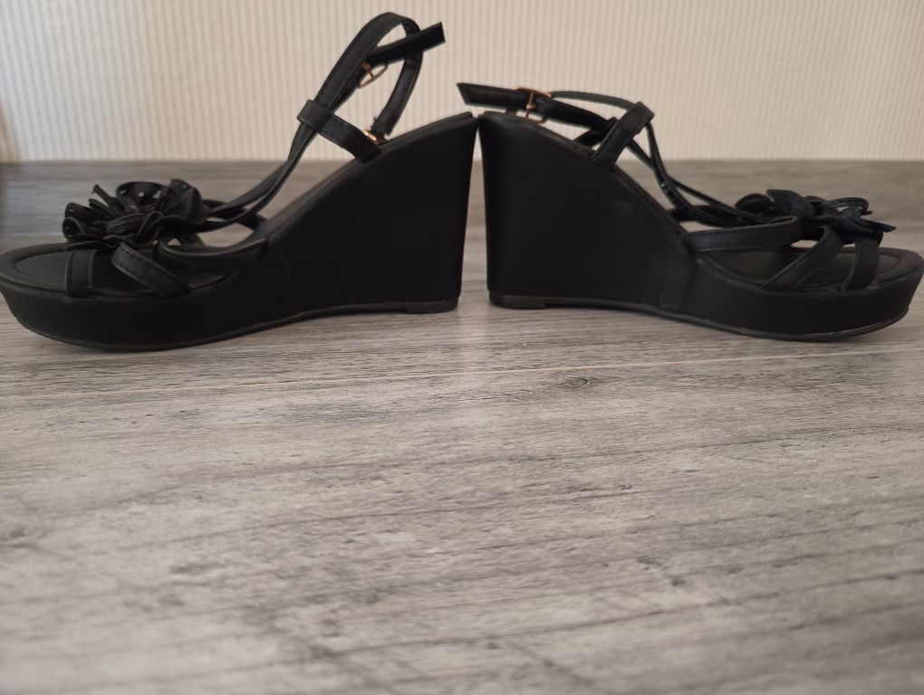 Sandałki czarne koturny