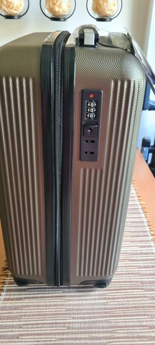 Walizka Extra, piękny kolor, poręczna, praktyczna.