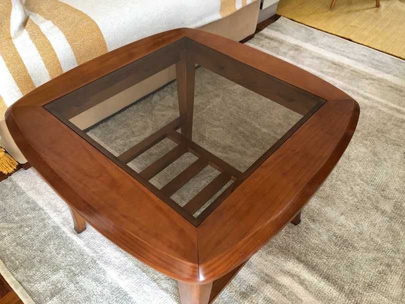 Mesa de madeira (cor mel) e vidro de dimensões: 66 cm x 66 cm