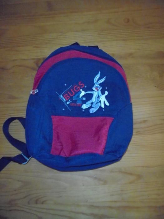 Mochila escolar Bugs Bunny, e restante conjunto