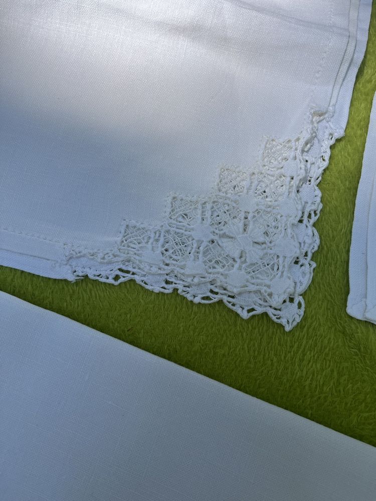 Toalha bordada com  2.25cm e com 12 guardanapos