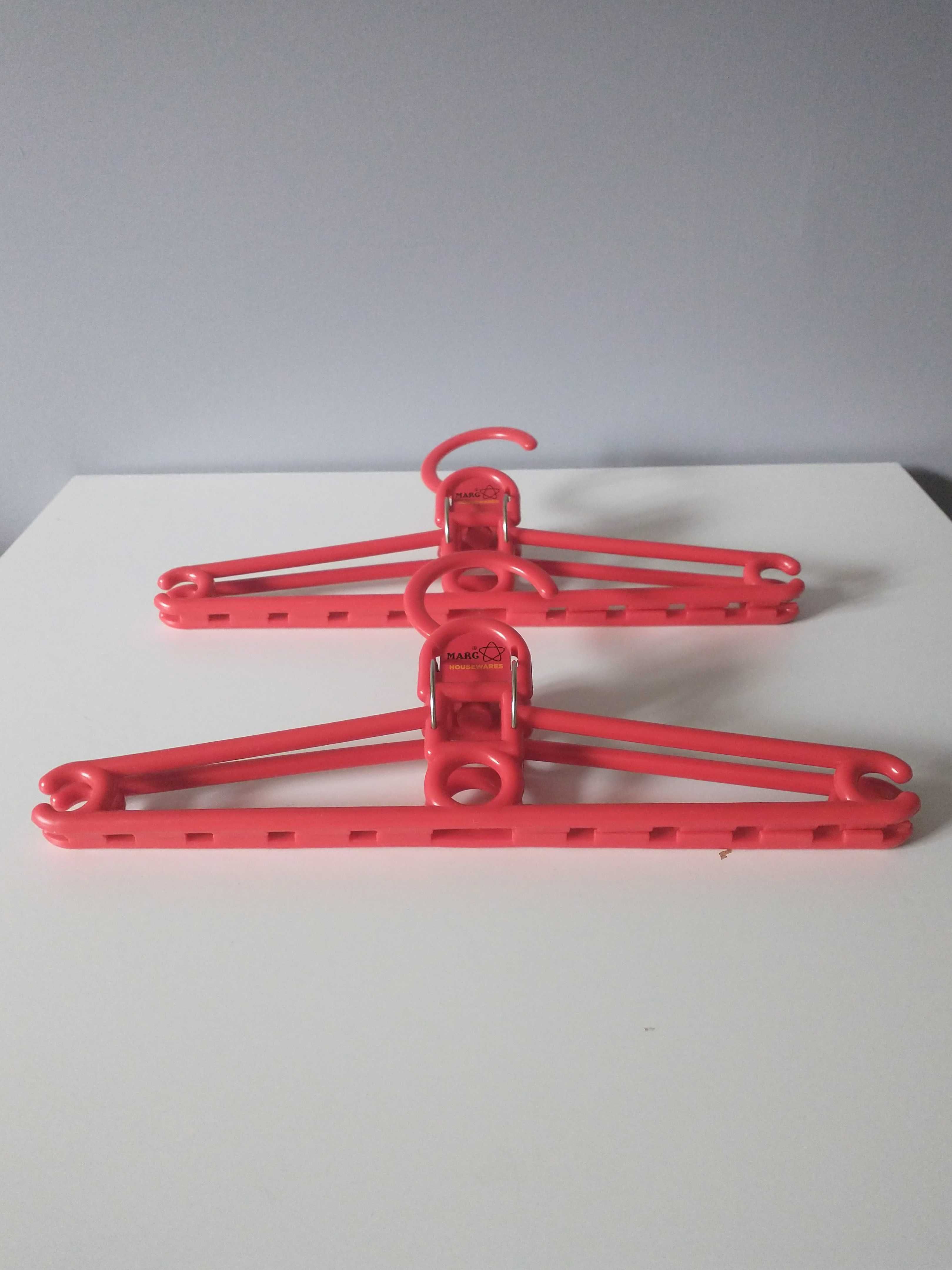 dwa czerwone plastikowe wieszaki na spodnie i spódnice, długość 31 cm