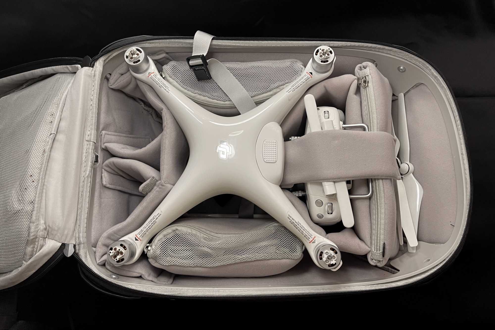 Drone DJI Phantom 4 + 4 hélices extra + mochila DJI + filtro ND8