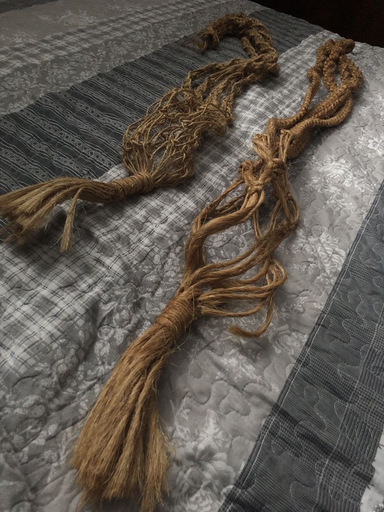 Dwa długie kwietniki sznurkowe Prl makrama sizal agawa vintage 110 90
