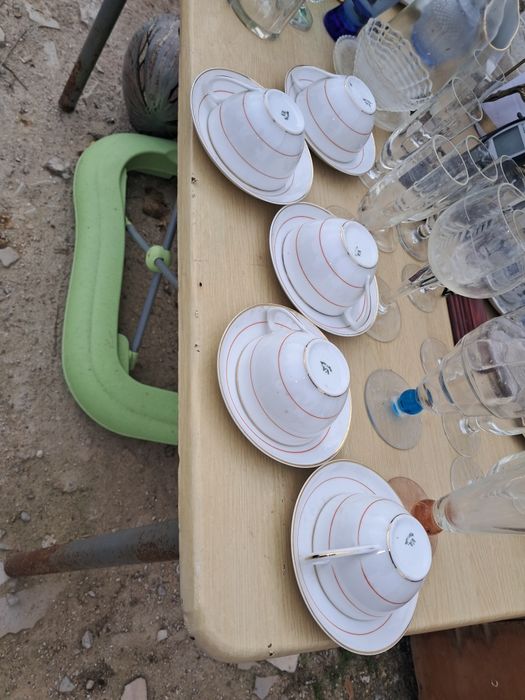 Cinco chavena com pires vista alegre, risca vermelha