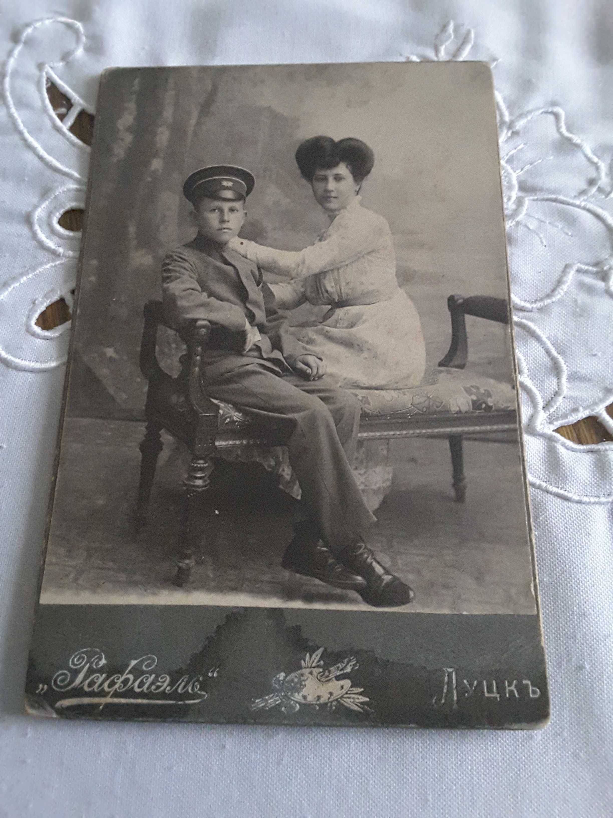 Stara czarno-biała przedwojenna fotografia na tekturce Łuck (Ukraina)