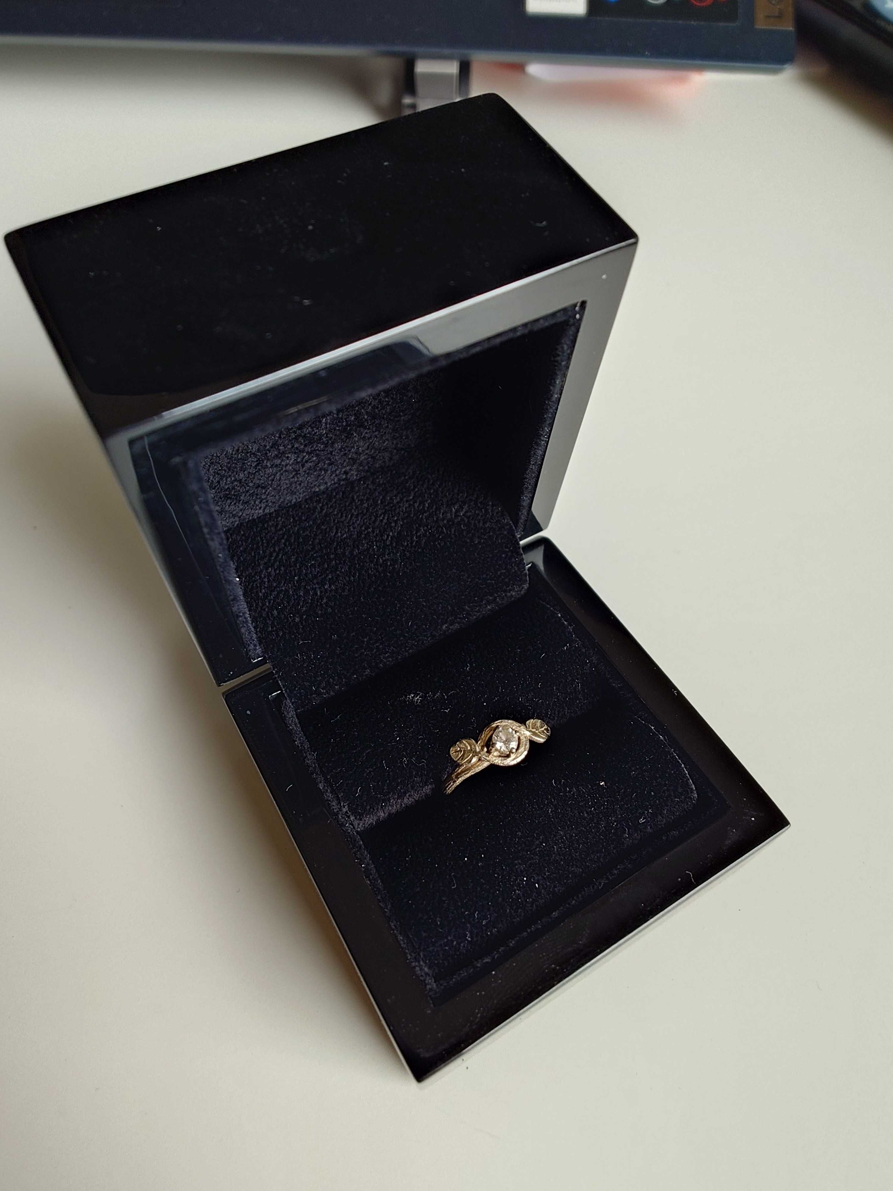 Wyjątkowy pierścionek odlewany /białe złoto /kamień 0,16ct/ rozm.12/52