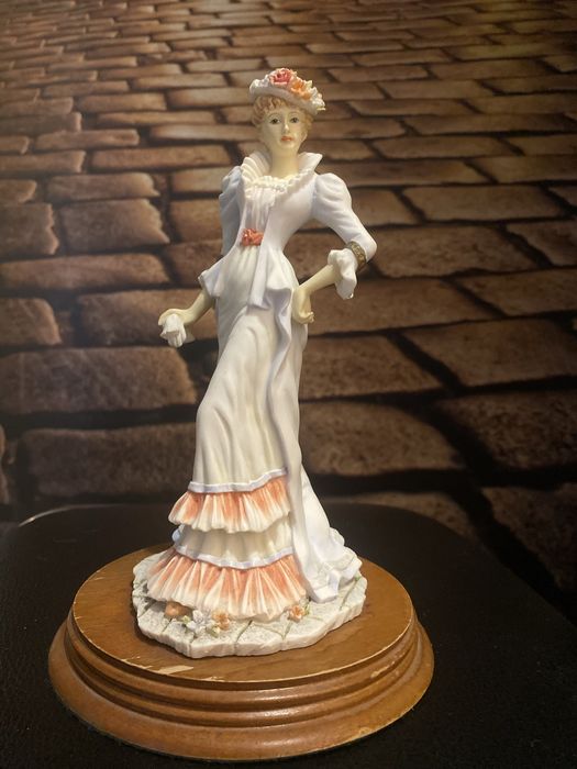 Статуэтка. Бисквитный фарфор. Италия. Винтаж