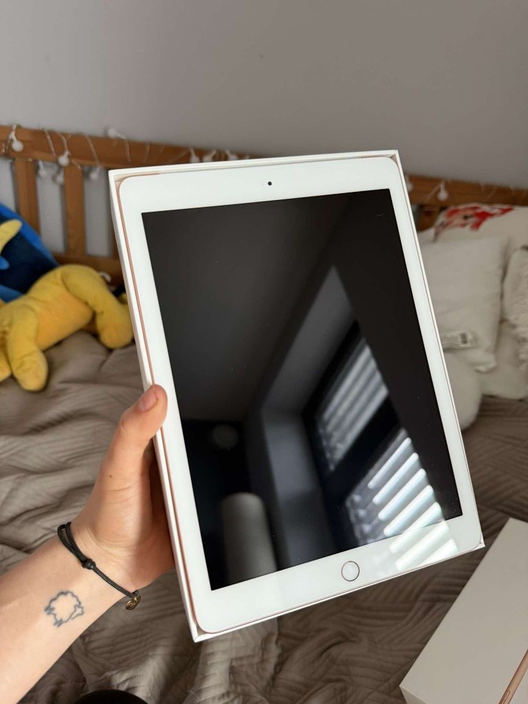 Ipad 6 apple, tablet 6 generacji gold, 32gb, zadbany