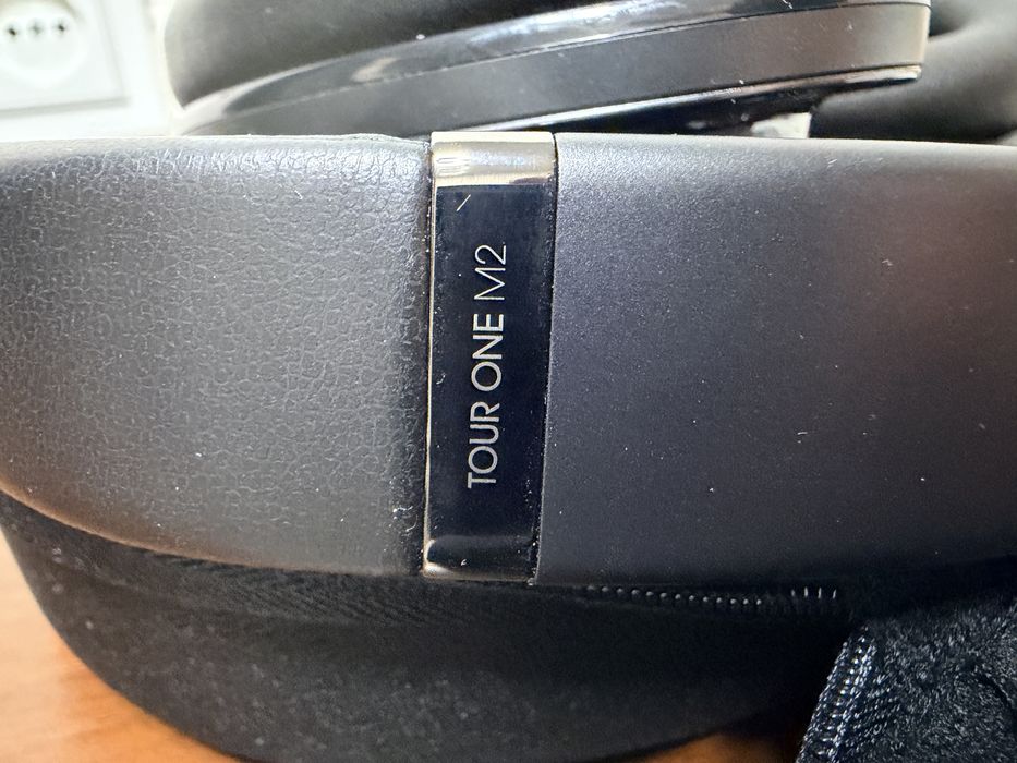 Продам повнорозмірні навушники JBL One Tour M2