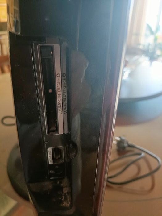 Televisor SAMSUNG T260HD com base de apoio para prateleira!