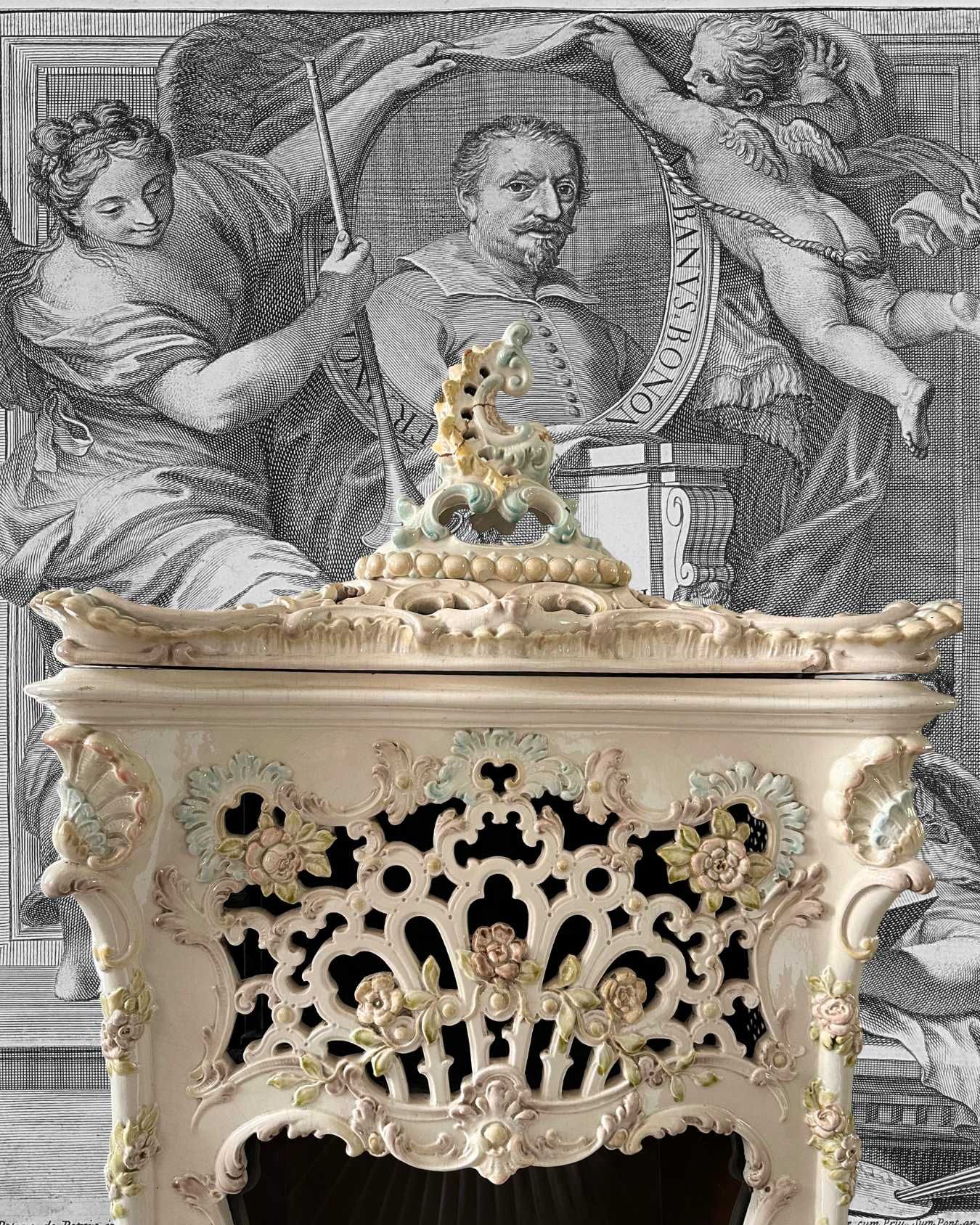 Majolika, kominek Mettlach - Villeroy & Boch z ok. 1890 roku