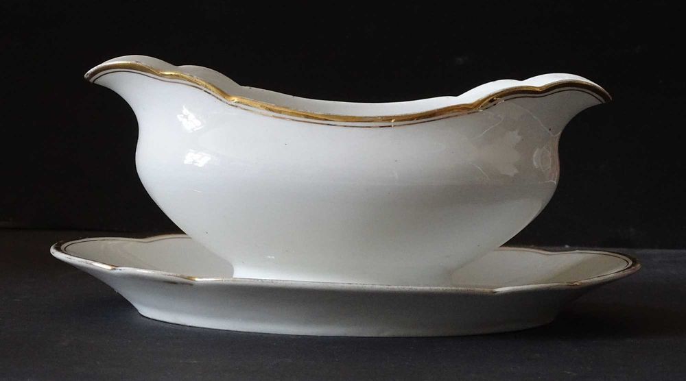 Przedwojenna porcelana Carl Tielsch sygnowana: sosjerka.