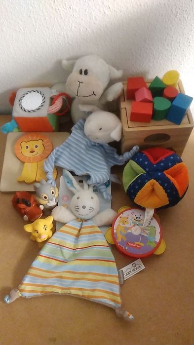 Різноманітні іграшки для малят