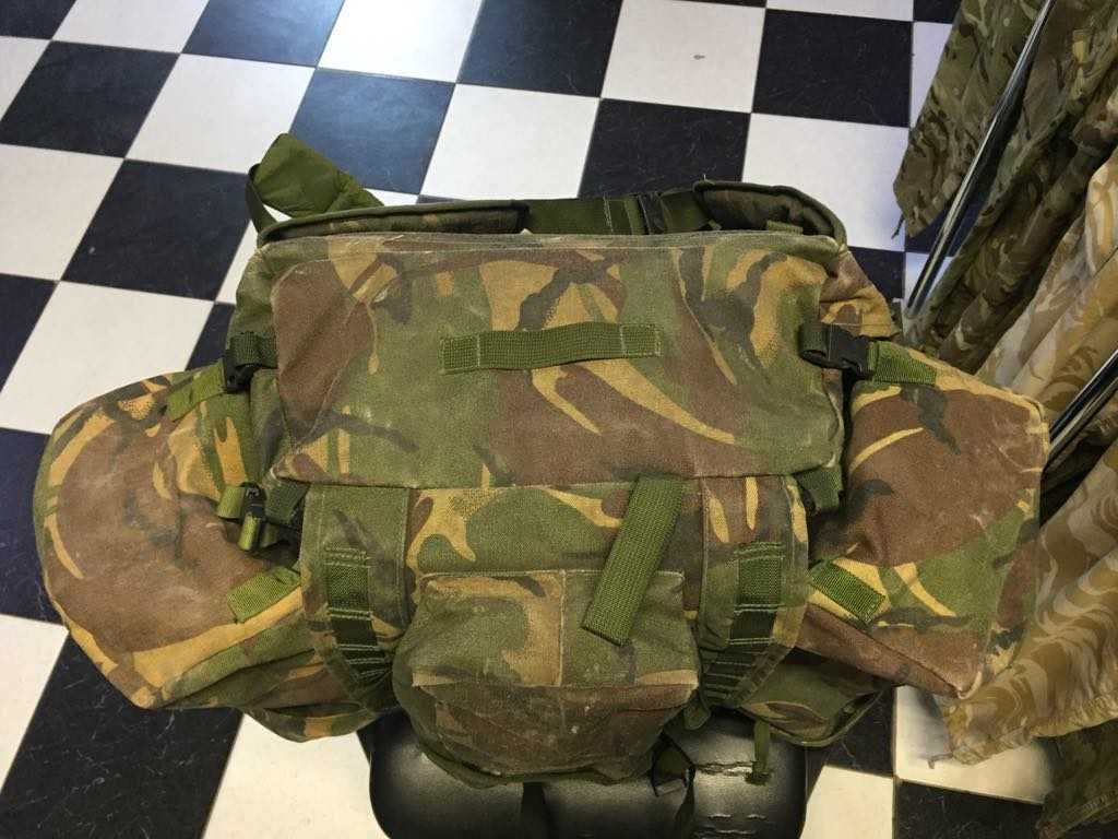 Британський армійський рюкзак Bergen DPM з підсумками.