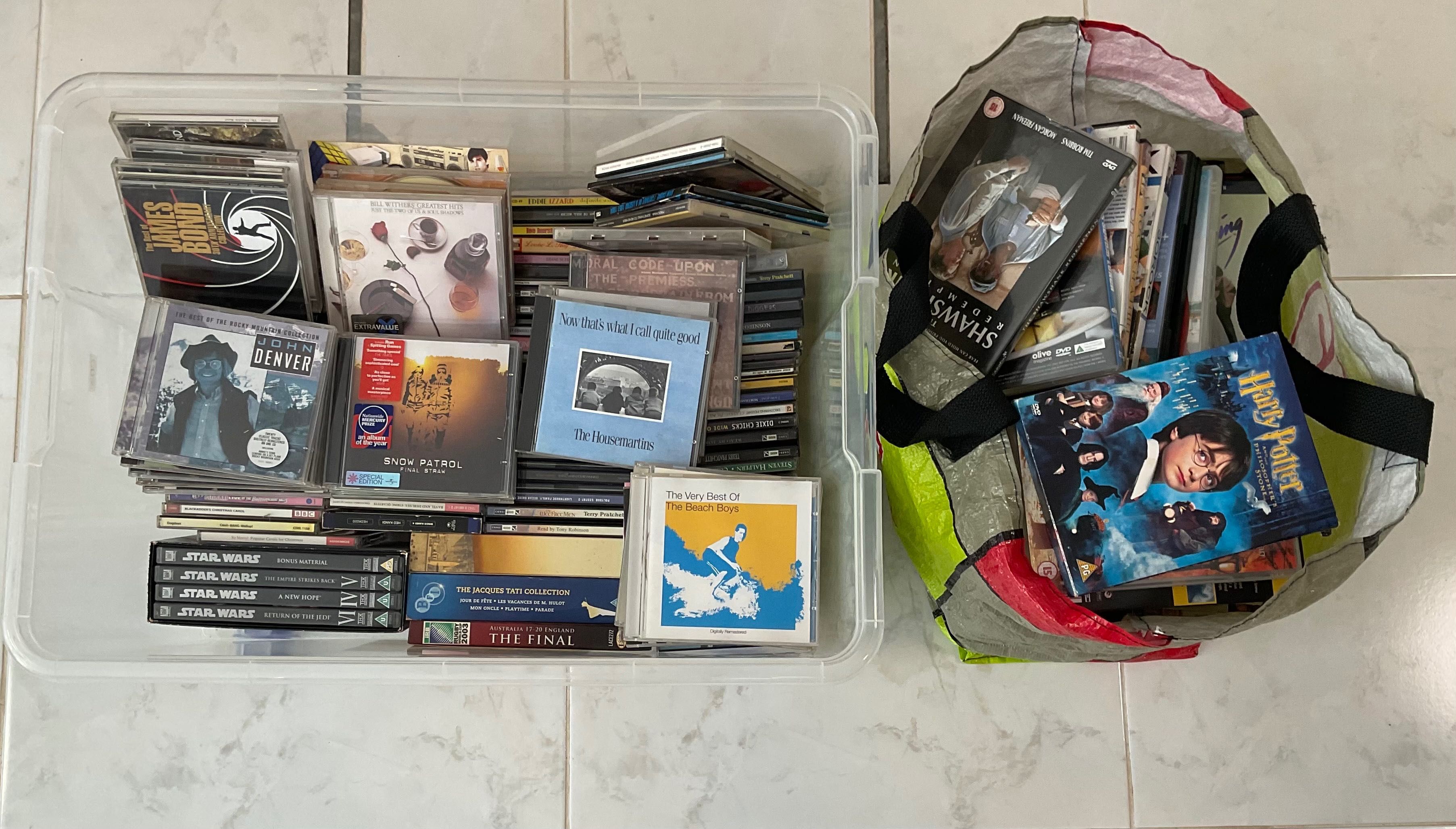 Lote de CDs/DVDs de diversos generos musicais e film