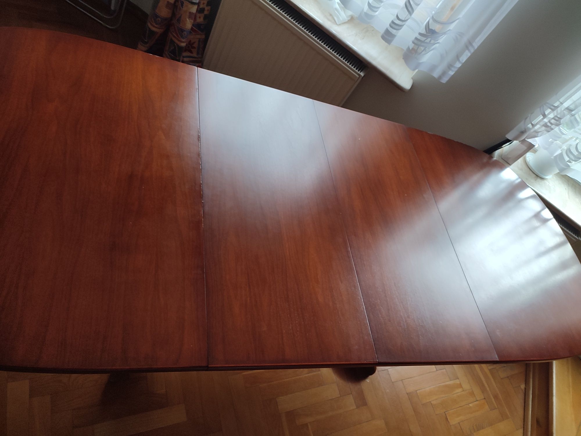 Stół drewniany rozkładany, owalny chyba dębowy na 12 osób.