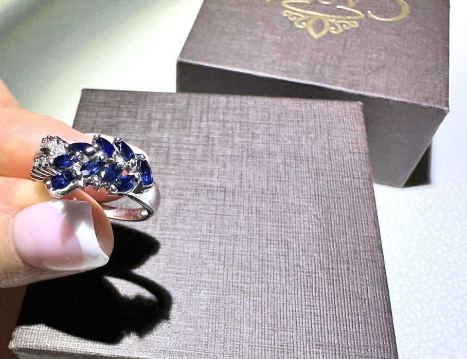 Кольцо с бриллиантами и синими сапфирами