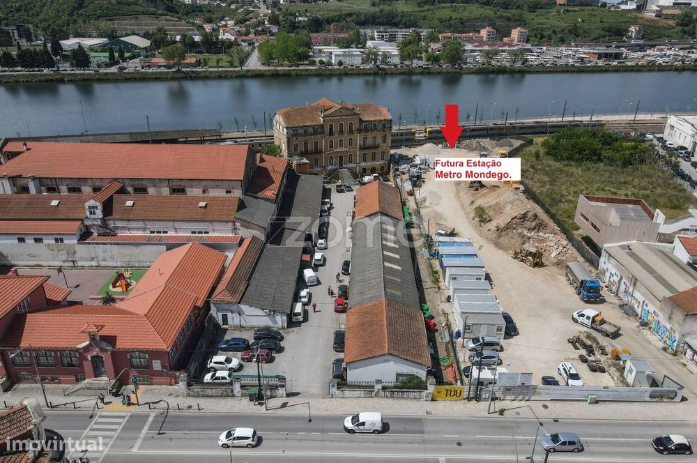 Armazéns e terreno.