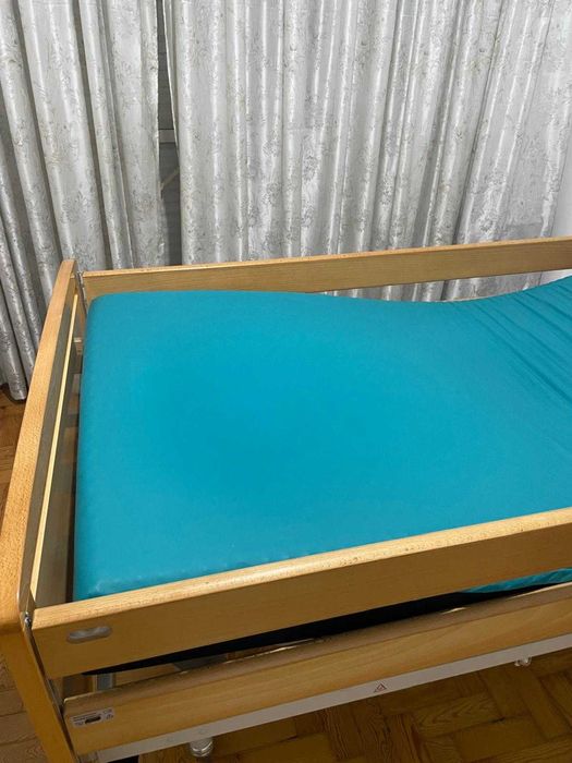 Cama elétrica articulada com guardas laterais