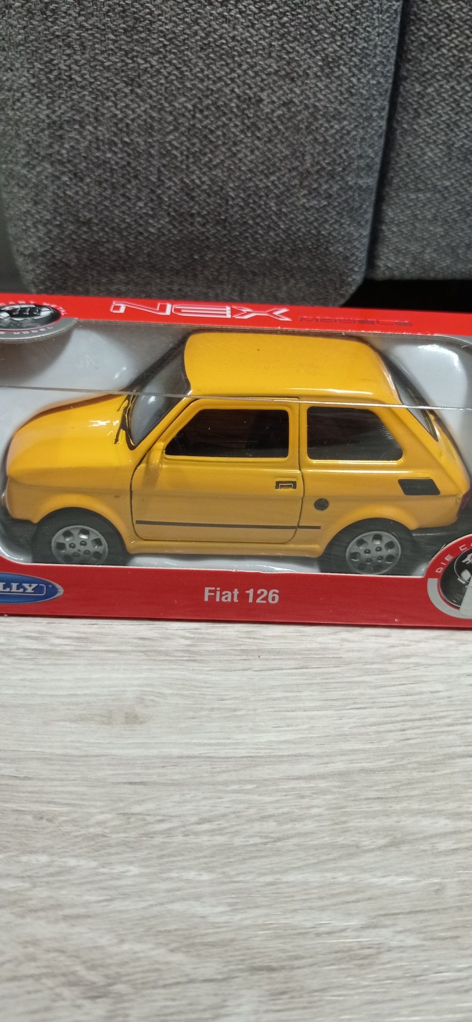 Welly Fiat 126 skala 1:34 maluch żółty auto samochód zabawka