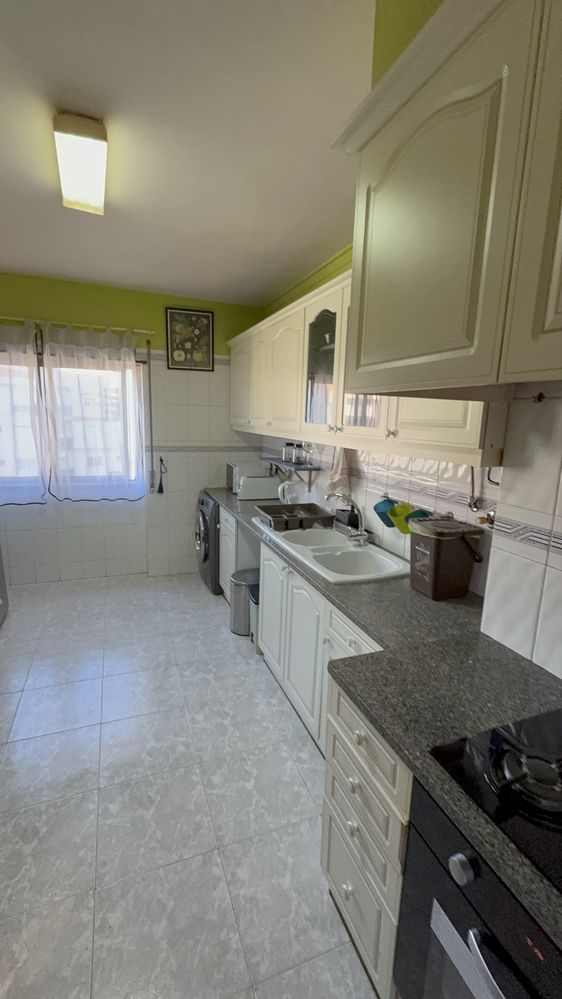 Quarto com casa de banho privativa em Massamá