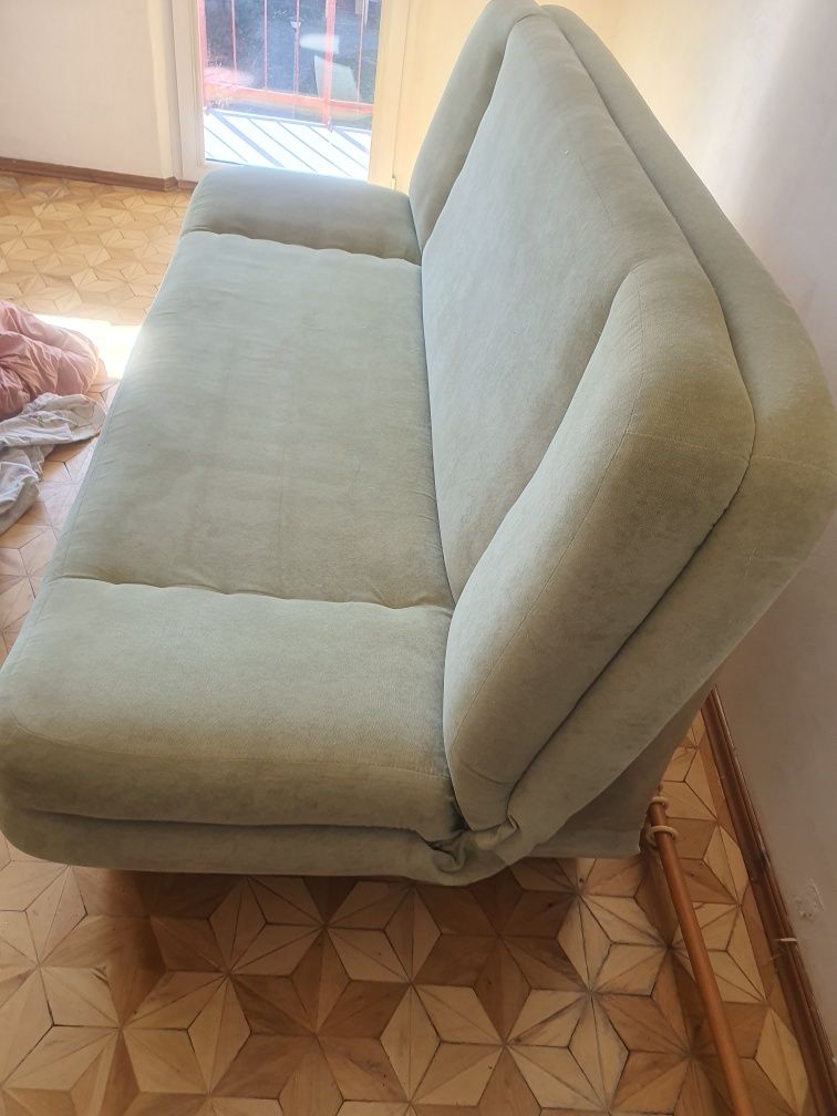 Zielona sofa wersalka