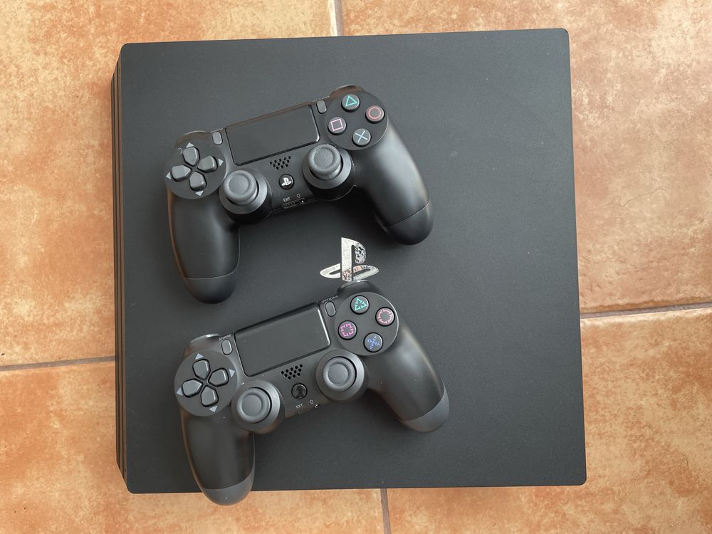 PlayStation 4 PRO+ 2 Comandos + Jogos — Pronto para horas de diversão!