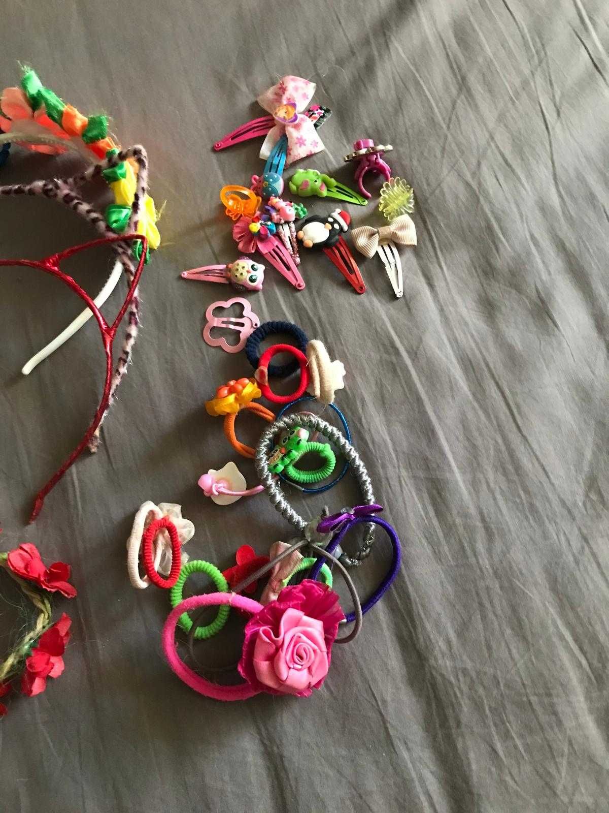 Zestaw ozdób dla dziewczynki: gumki, spinki, opaski...