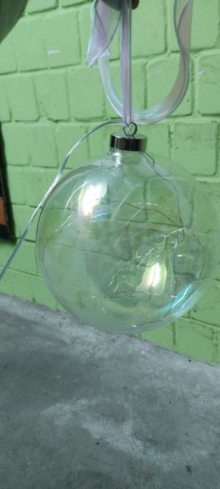 Wisząca kula świecąca LED na baterie, średnica 20 cm