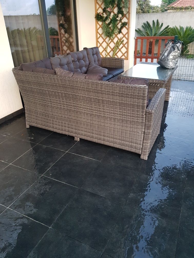 Sofa para jardim com almofadas e mesa