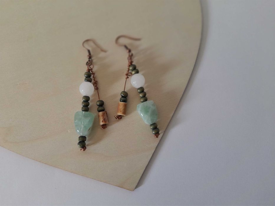 Brincos estilo boho com aventurina verde e ágata branca