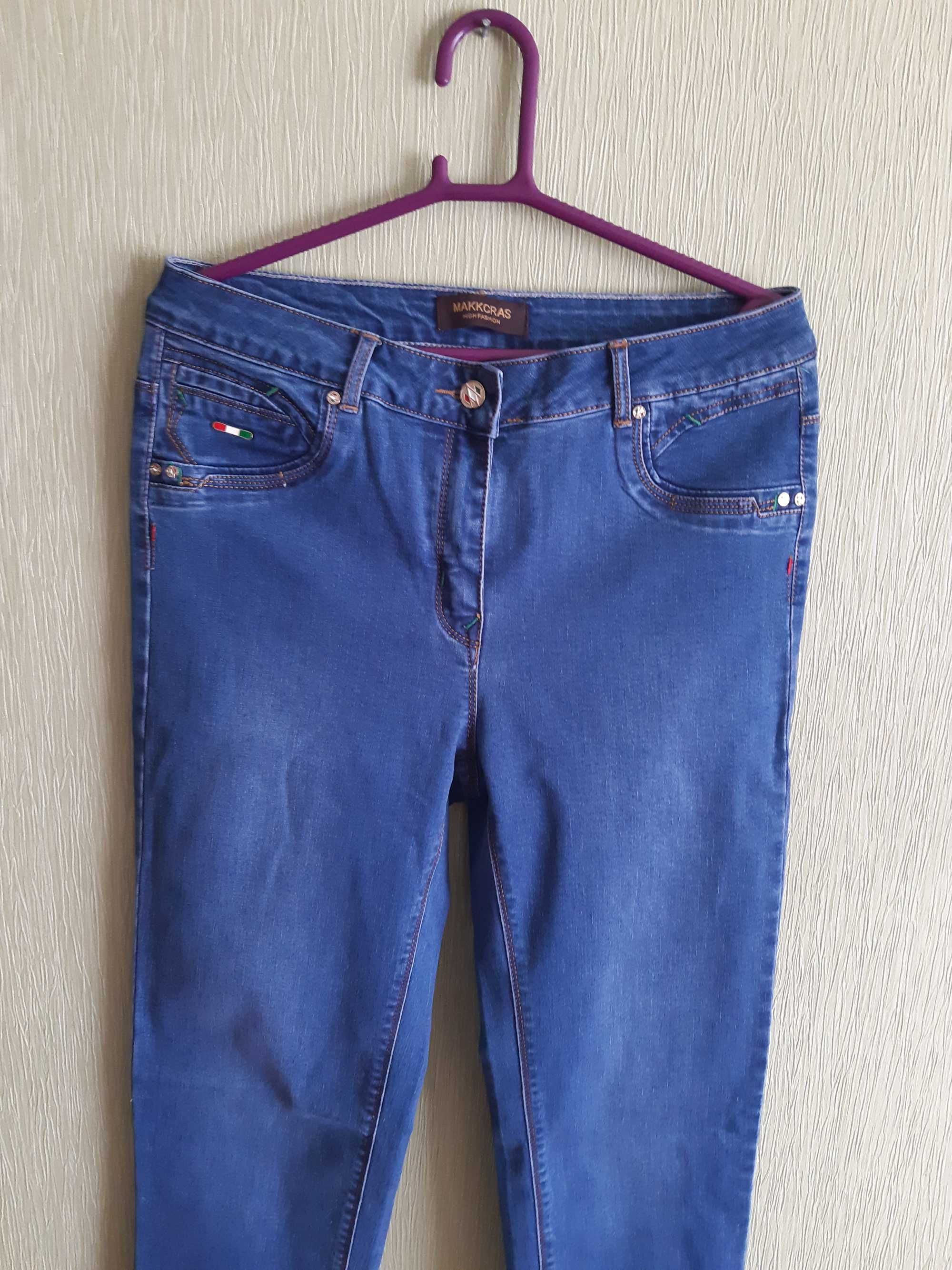 Жіночі джинси світлосинього кольору.