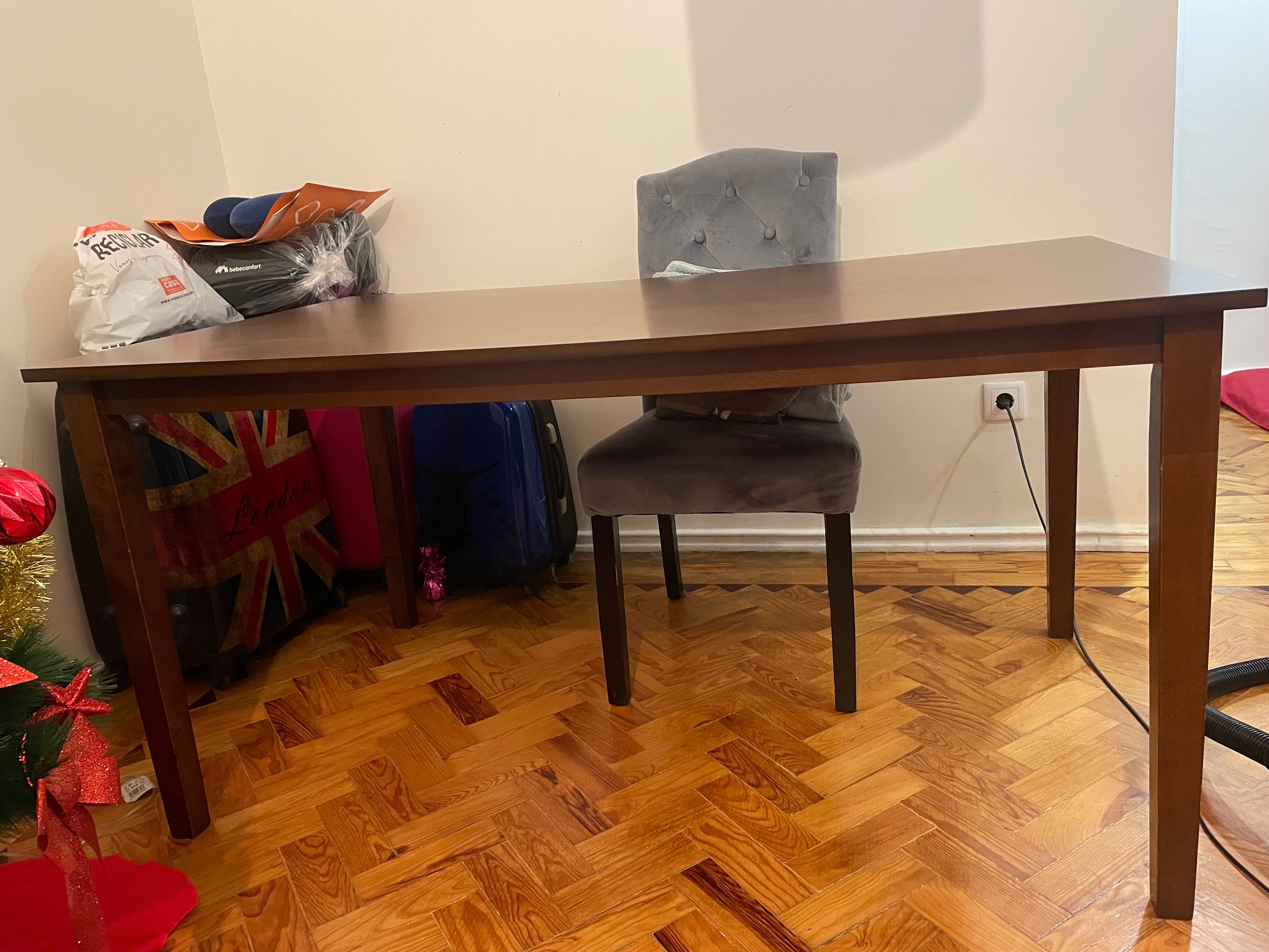Mesa em boas condições