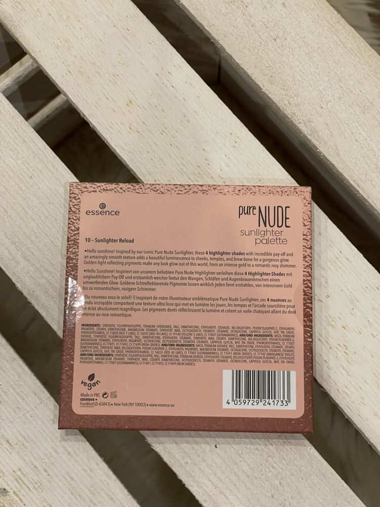 Essence pure nude sunlighter palette vegan paleta z rozświetlaczami