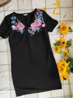Czarna sukienka z kwiatami