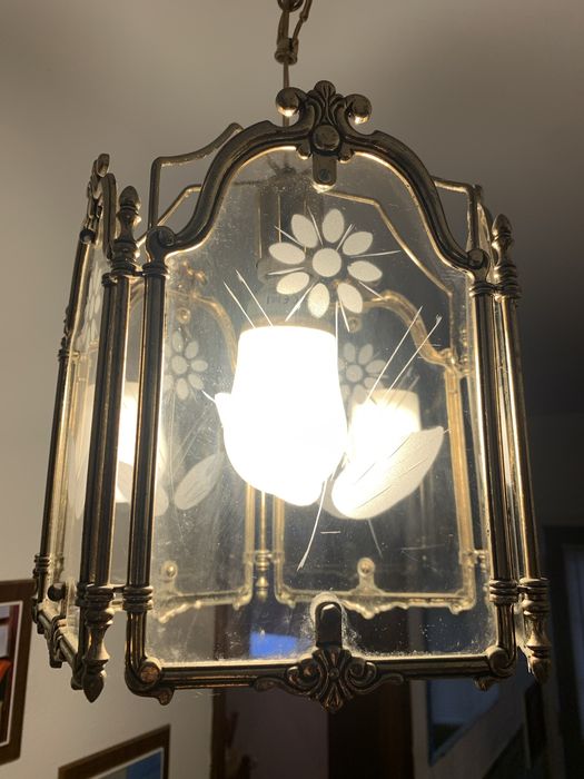 Candeeiro de tecto em metal dourado .