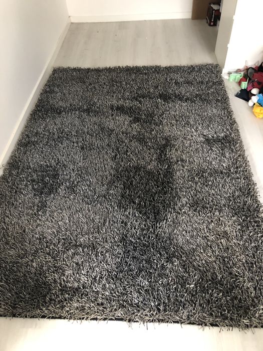 Carpete tapete cinza branca e preta