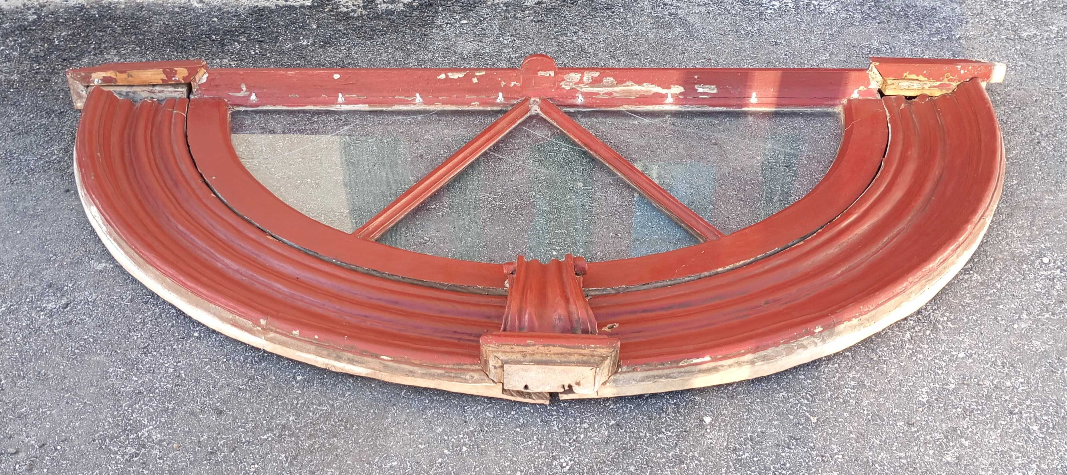 Antigas portas de interior em madeira pintada com bandeira