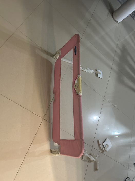 Barierka dla dziecka do łóżka