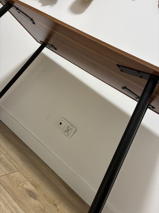 Brązowe biurko industrialne z czarnymi nogami