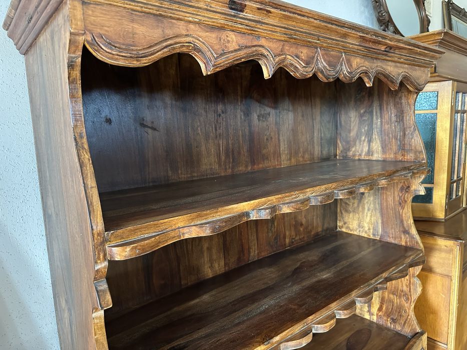 Stary zabytkowy kredens w stylu rustykalnym