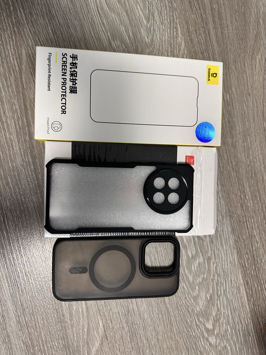 Захисне скло і два чохли на IPhone 16 Pro