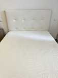 Cama de casal em bom estado