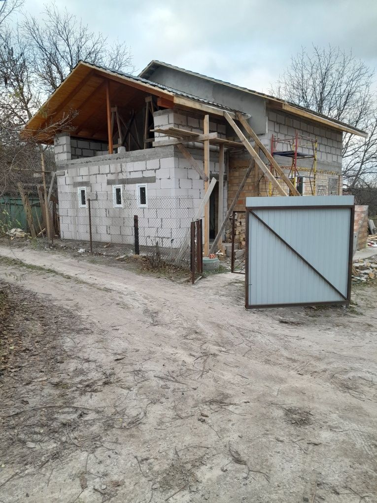 Продається дім в передмісті Києва