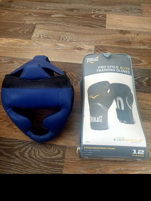Боксерские перчатки (12 унц)  и шлем