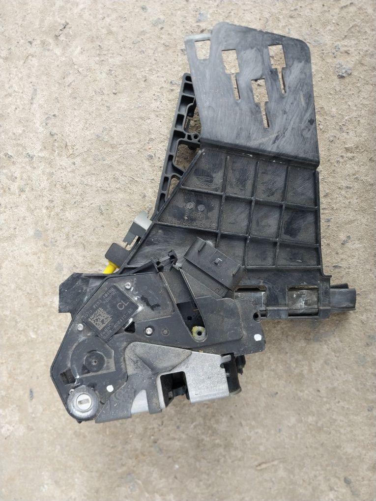 Замок дверей задніх Ford Fiesta mk7 08-12 8A6AA26413AE б/в