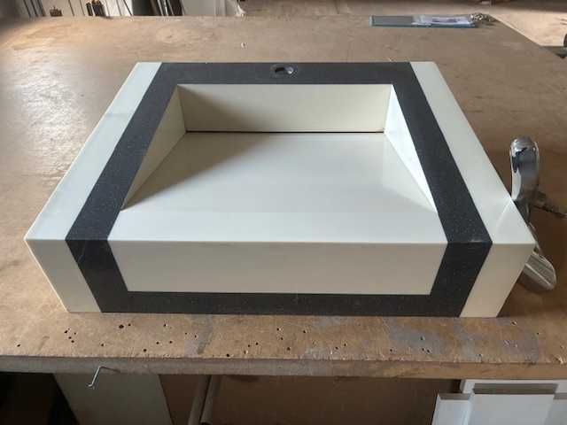 UMYWALKA  z CORIANU, indywidualny projekt z ekspozycji