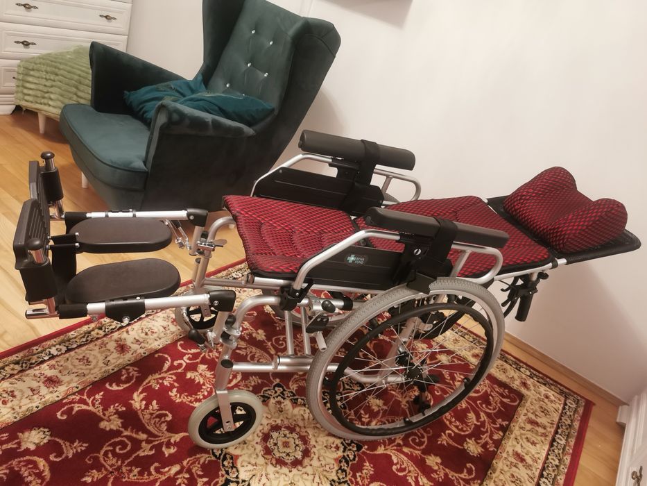 Wózek inwalidzki ze zdejmowaną podkładką pod głowę